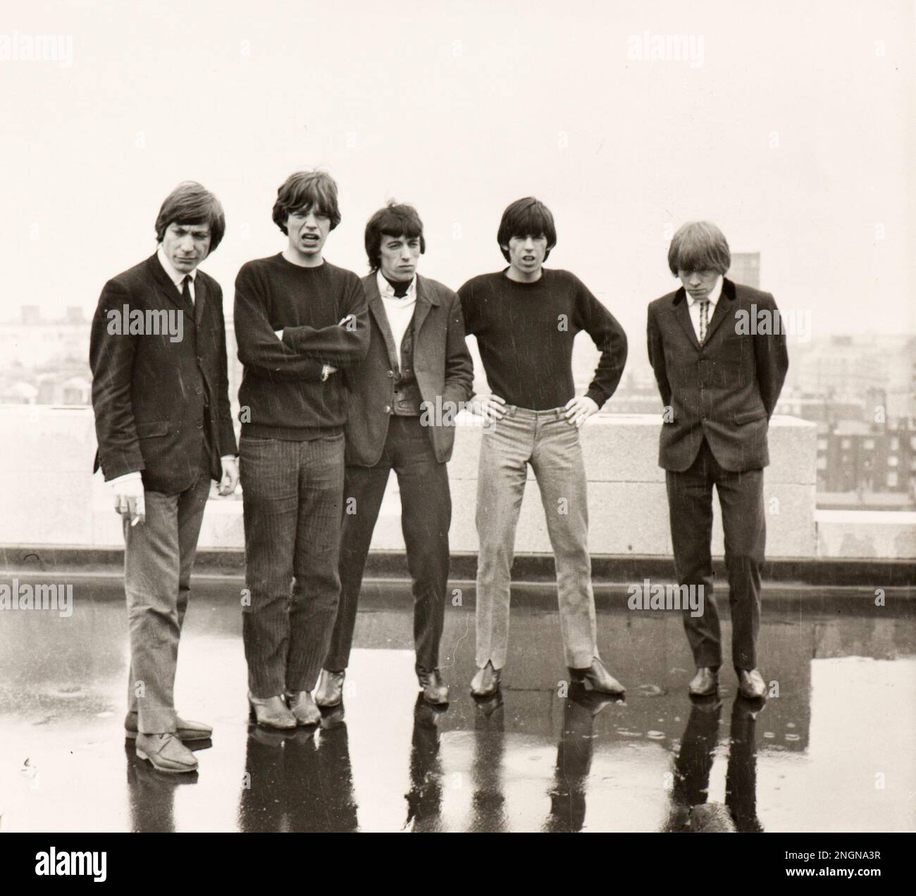 Le célèbre groupe de rock Rolling Stones posant pour une photo à Milan en 1967 Banque D'Images