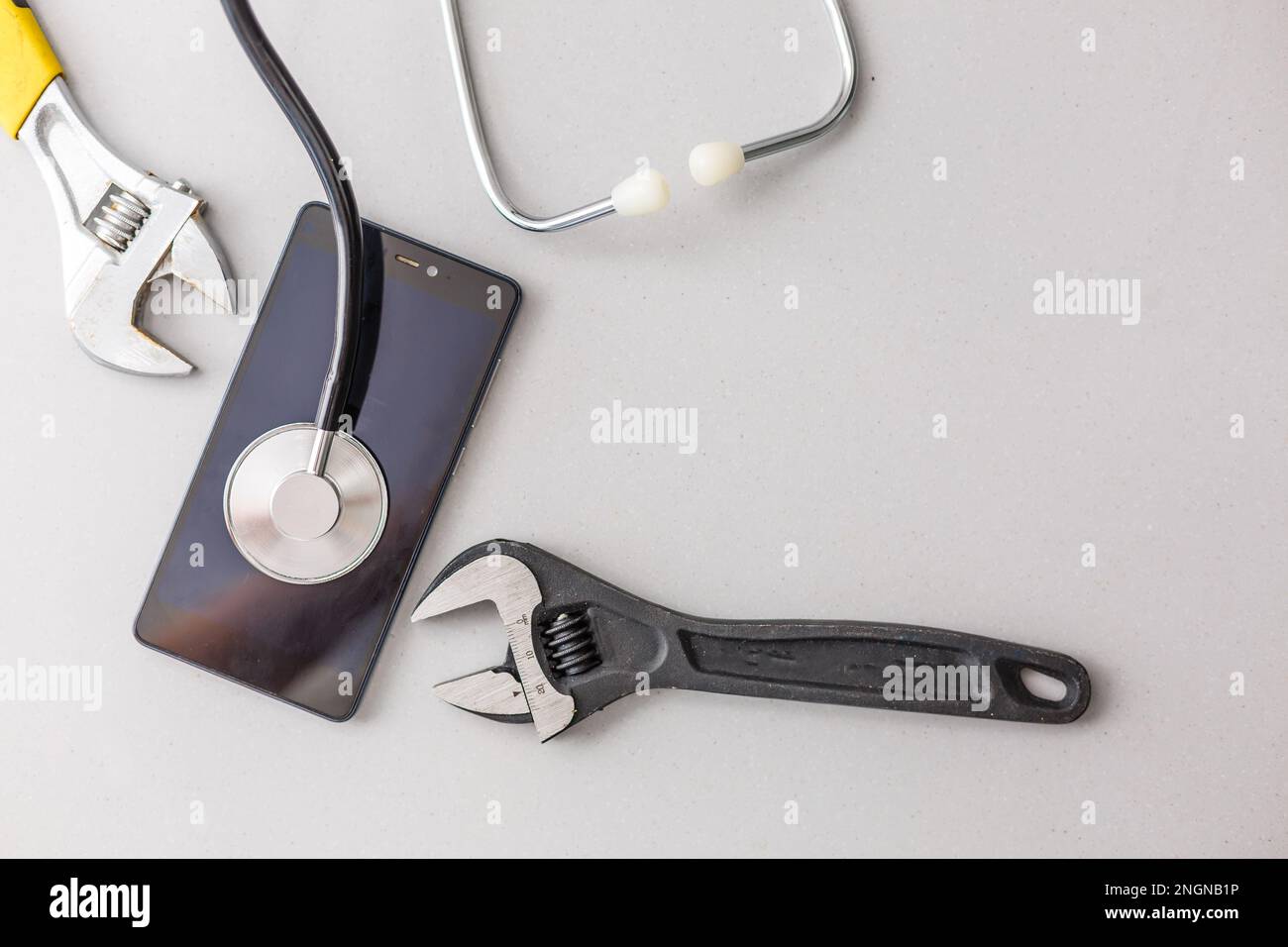 Réparation de téléphone cellulaire. Composants et outils pour smartphone pour la récupération, concentration sélective réparation de téléphone et concept de service.smartphone diagnostiqué avec un Banque D'Images