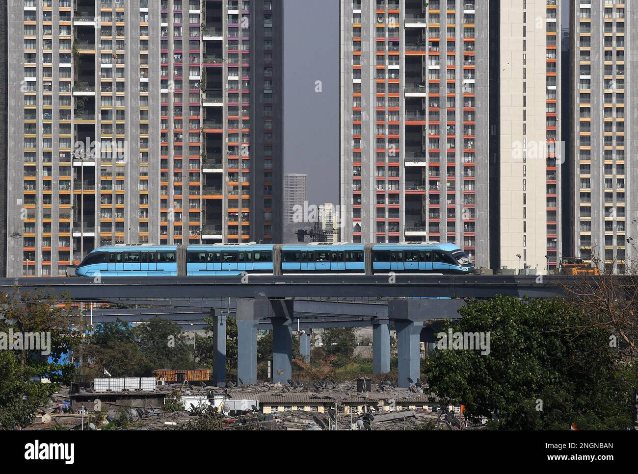 Mumbai, Inde. 18th févr. 2023. Un train monorail traverse la ville de Mumbai. Le train monorail a été lancé dans le cadre de l'expansion des transports publics afin de fournir une meilleure connectivité aux personnes pour les trajets quotidiens dans les limites de la ville (photo par Ashish Vaishnav/SOPA Images/Sipa USA) Credit: SIPA USA/Alay Live News Banque D'Images