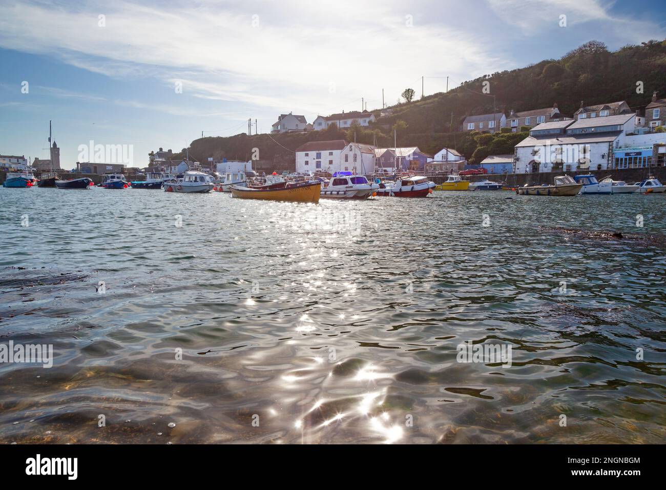 Soleil scintille et marée haute dans le port de Porthleven Banque D'Images