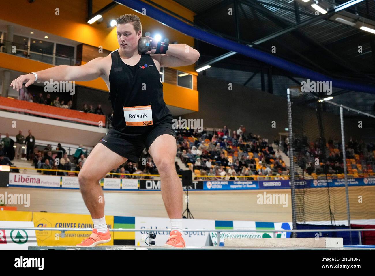 APELDOORN, PAYS-BAS - FÉVRIER 18 : Ruben Rolvink en compétition sur le tir mettre des hommes pendant les Championnats néerlandais Athlétisme en salle 2023 à Omnisport sur 18 février 2023 à Apeldoorn, pays-Bas (photo par Patrick Goosen/Orange Pictures) Banque D'Images