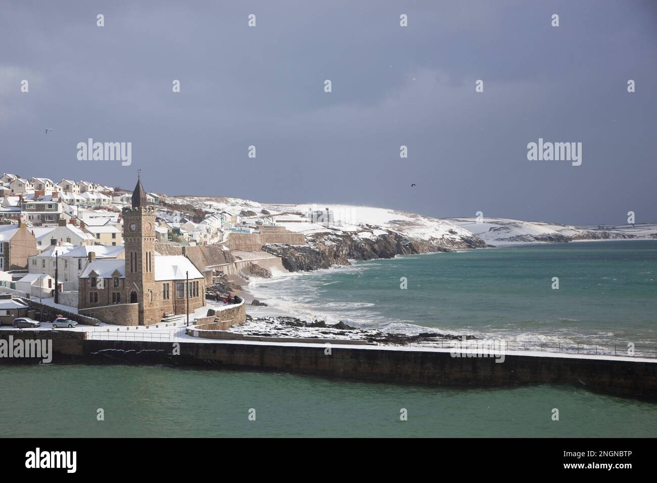 Clocktower de Porthleven, lorsque Bête de l'est apporta de la neige en 2018 Banque D'Images