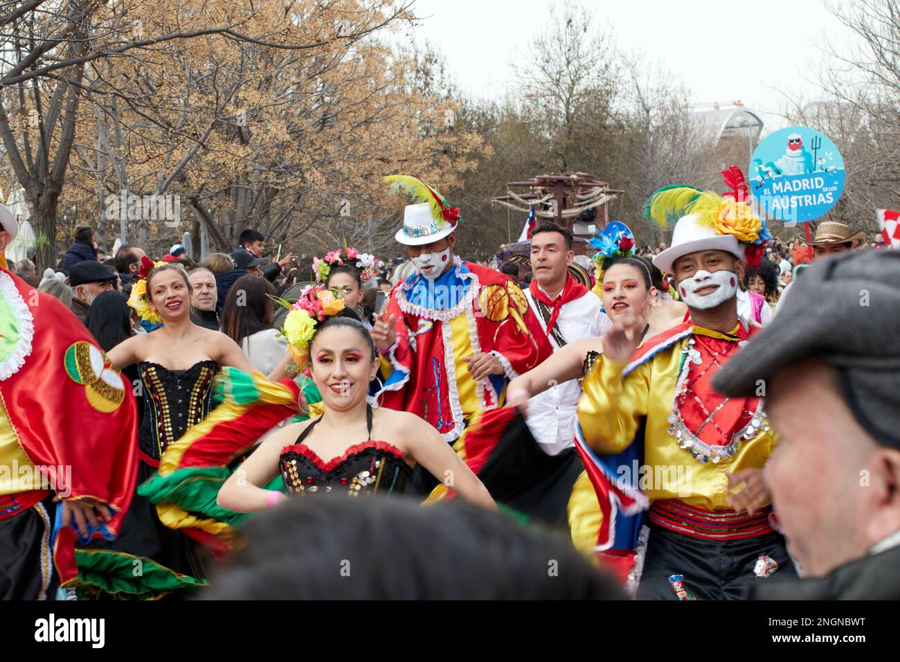 Madrid, Espagne- 02-18-2023: Défilé traditionnel de carnaval. C'est la première célébration du carnaval après la pandémie. Banque D'Images