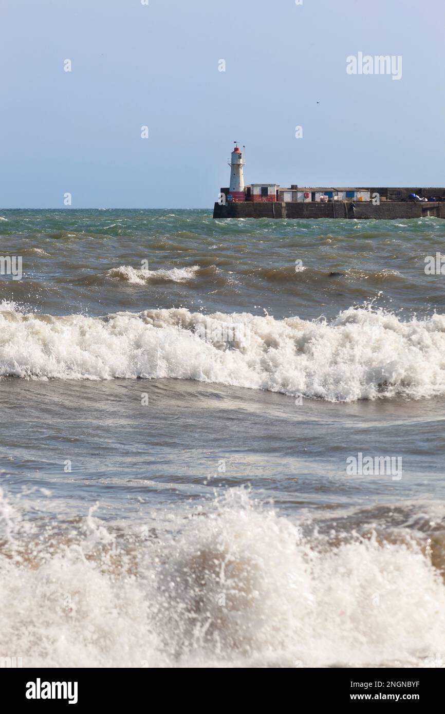 Les vagues s'écraseront sur la plage de Newlyn, dans les Cornouailles Banque D'Images