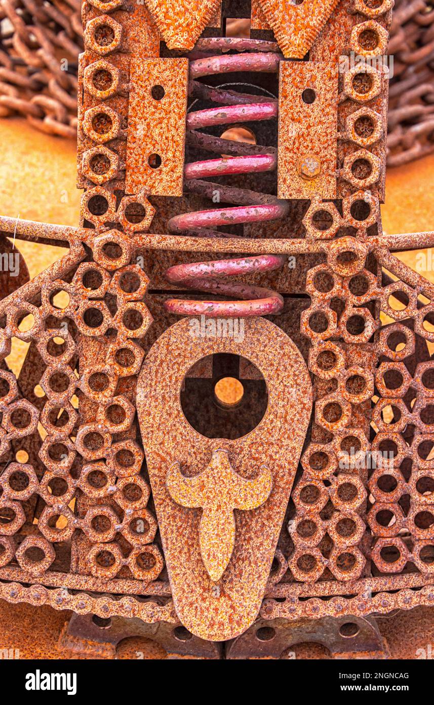 œuvres d'art rouillées composées, entre autres, de noix rouillées et d'un ressort en acier Banque D'Images