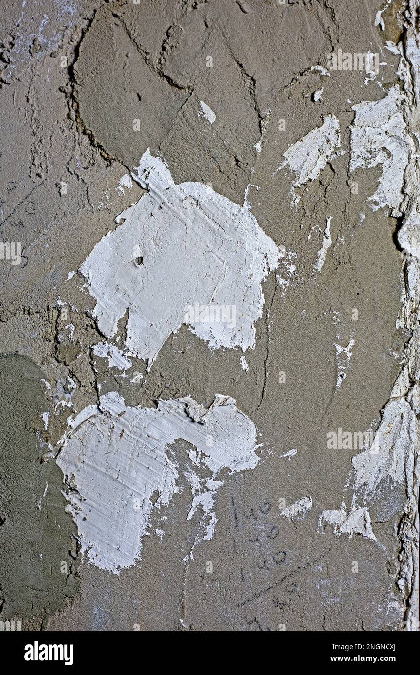 gros plan de mur en béton abstrait avec des taches de plâtre blanc, vertical Banque D'Images