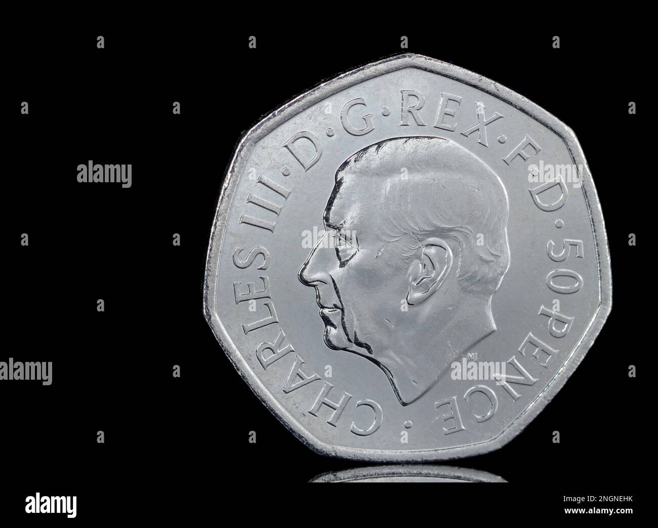 Pièce de 2022 50p avec le premier portrait de pièce du roi Charles III par Martin Jennings. Le revers commémore la vie de la reine Elizabeth II Banque D'Images
