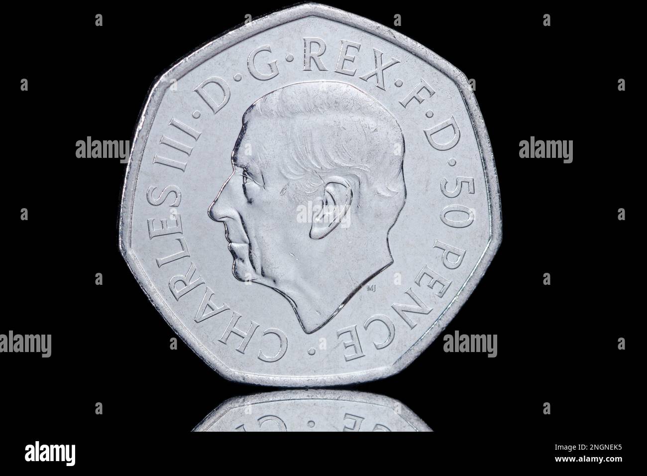 Pièce de 2022 50p avec le premier portrait de pièce du roi Charles III par Martin Jennings. Le revers commémore la vie de la reine Elizabeth II Banque D'Images