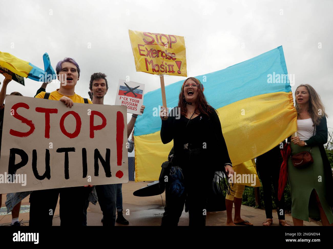 Durban, Afrique du Sud. 18th févr. 2023. Les Ukrainiens et quelques Sud-Africains protestent contre l'exercice maritime multilatéral à la promenade de la plage d'Umhlanga sur 18 février 2023 à Durban, en Afrique du Sud. Cet exercice, également appelé exercice Mosi II, sera mené par la Force de défense sud-africaine, en collaboration avec la Marine fédérale russe et la Marine chinoise de libération de l'Armée populaire de Chine à Richards Bay, au nord du KwaZulu Natal, en Afrique du Sud, sur 21 février 2023. (Photo: Mabhuti Msweli/Sipa USA) crédit: SIPA USA/Alay Live News Banque D'Images