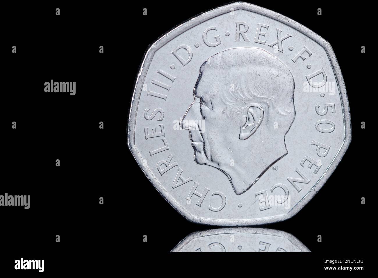 Pièce de 2022 50p avec le premier portrait de pièce du roi Charles III par Martin Jennings. Le revers commémore la vie de la reine Elizabeth II Banque D'Images