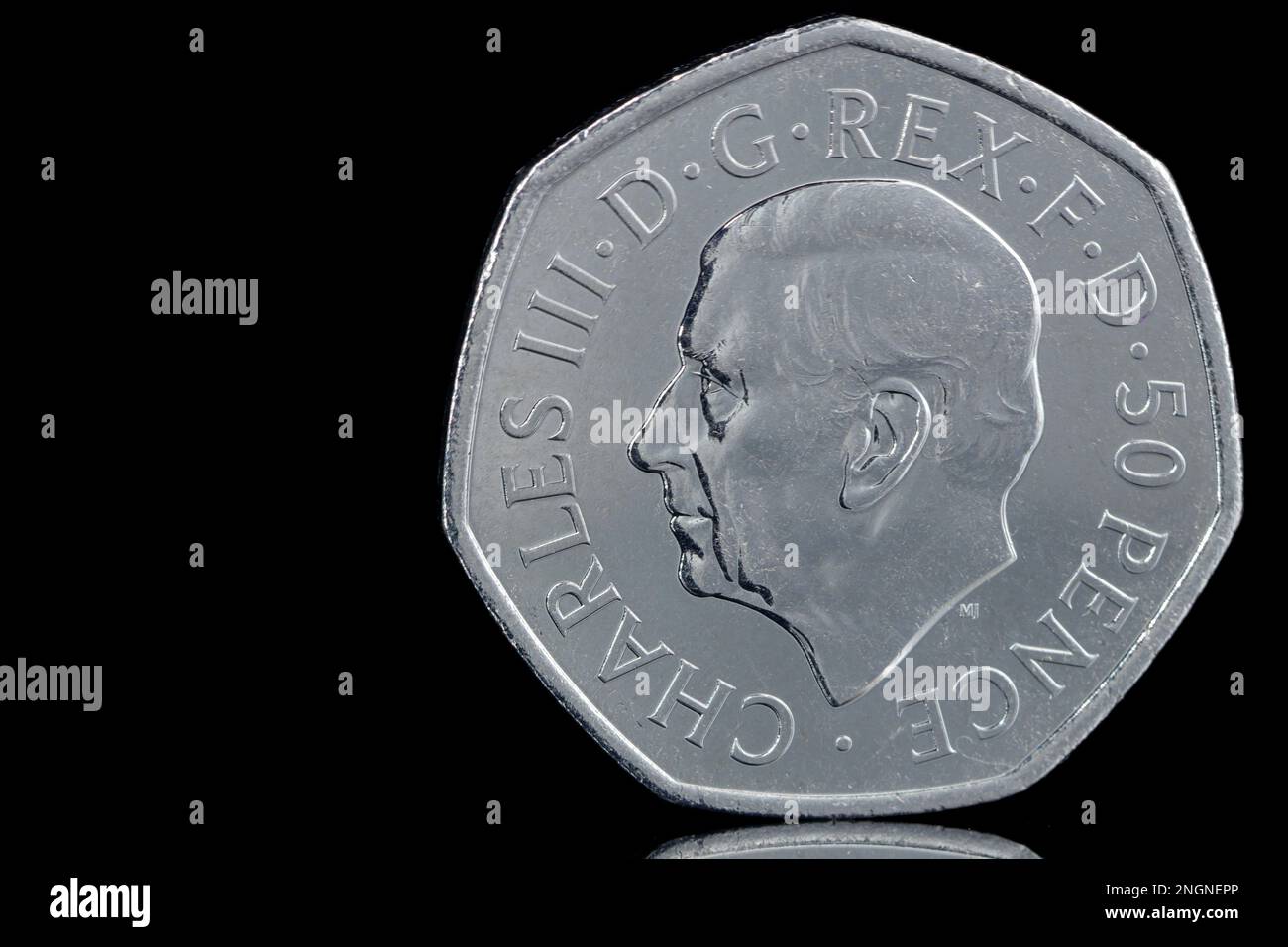 Pièce de 2022 50p avec le premier portrait de pièce du roi Charles III par Martin Jennings. Le revers commémore la vie de la reine Elizabeth II Banque D'Images