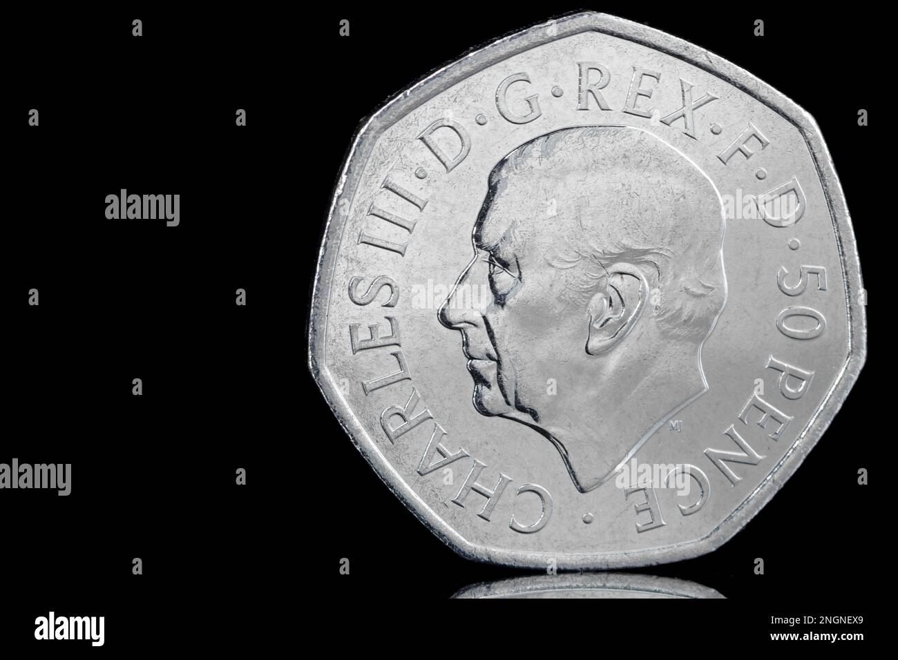 Pièce de 2022 50p avec le premier portrait de pièce du roi Charles III par Martin Jennings. Le revers commémore la vie de la reine Elizabeth II Banque D'Images