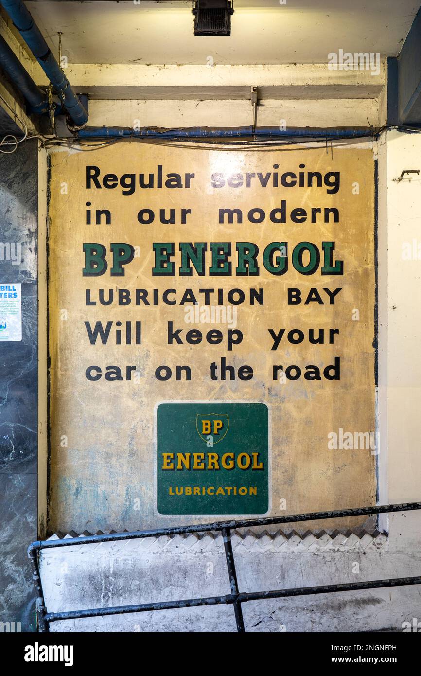 BP Energol. Panneau fantôme restauré de 1950s sur le mur du parking de Poland Street dans le quartier Soho de Londres, Angleterre. Banque D'Images
