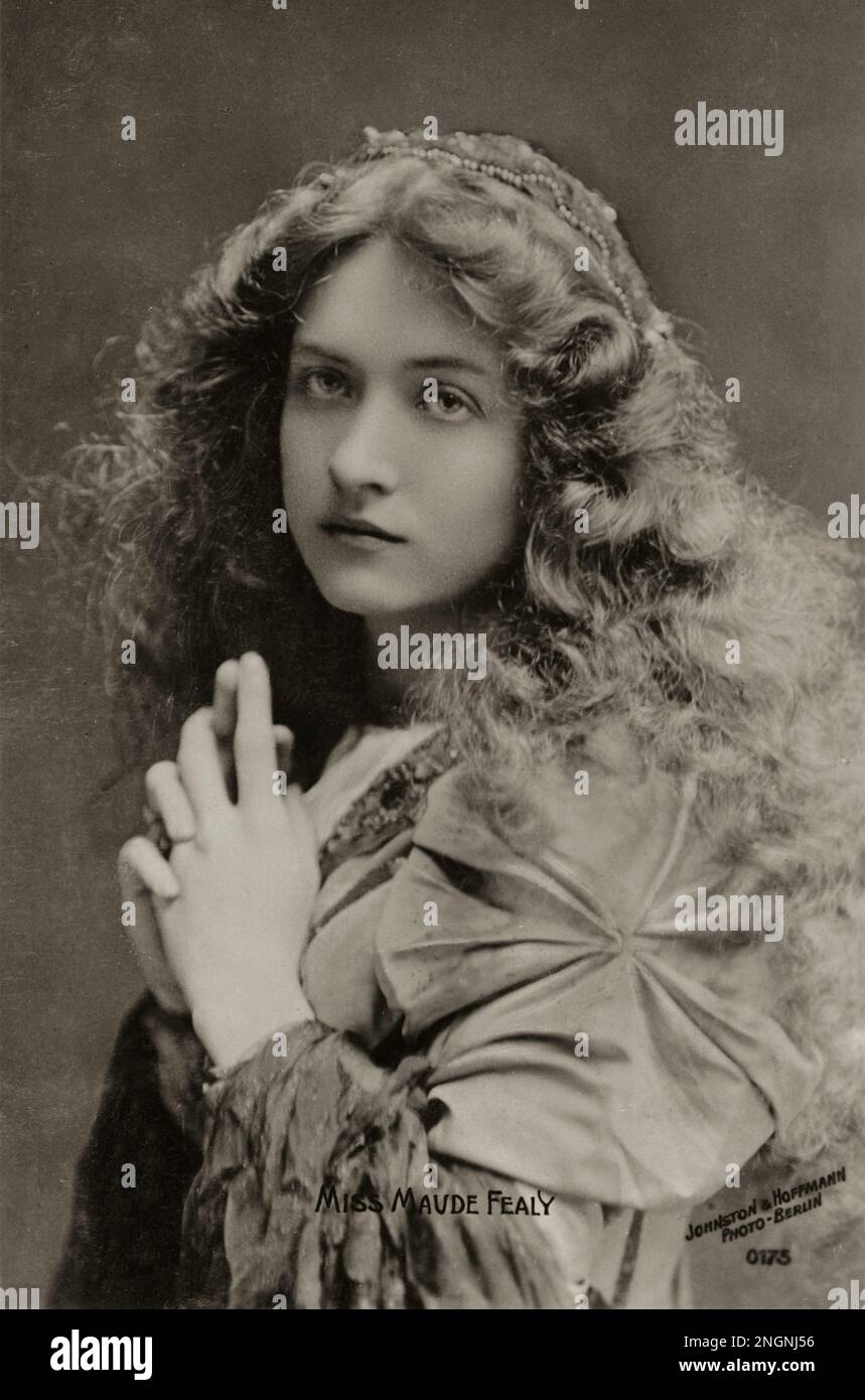 Maude Fealy comme 'Fair Rosamund' dans 'Becket' - photo de Johnston & Hoffmann (Londres) 1904 - restauré à partir de la carte postale originale de Rotophot 175 par le photographe du Montana Banque D'Images