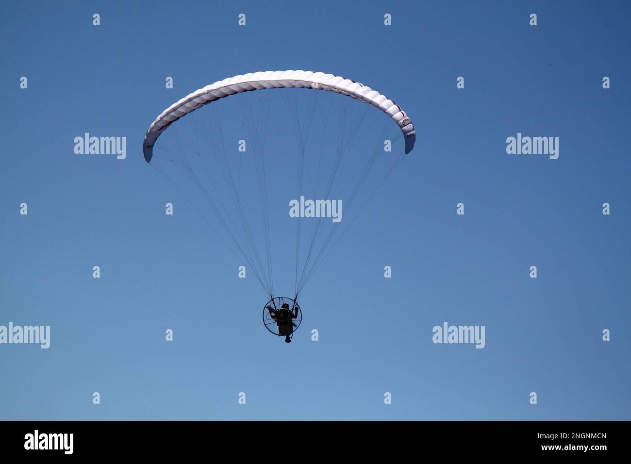 Istanbul, Turquie 26 mai 2013 : les parachutistes s'envolent du ciel lors d'événements qui se sont tenus avant la compétition Redbull flugtag Banque D'Images