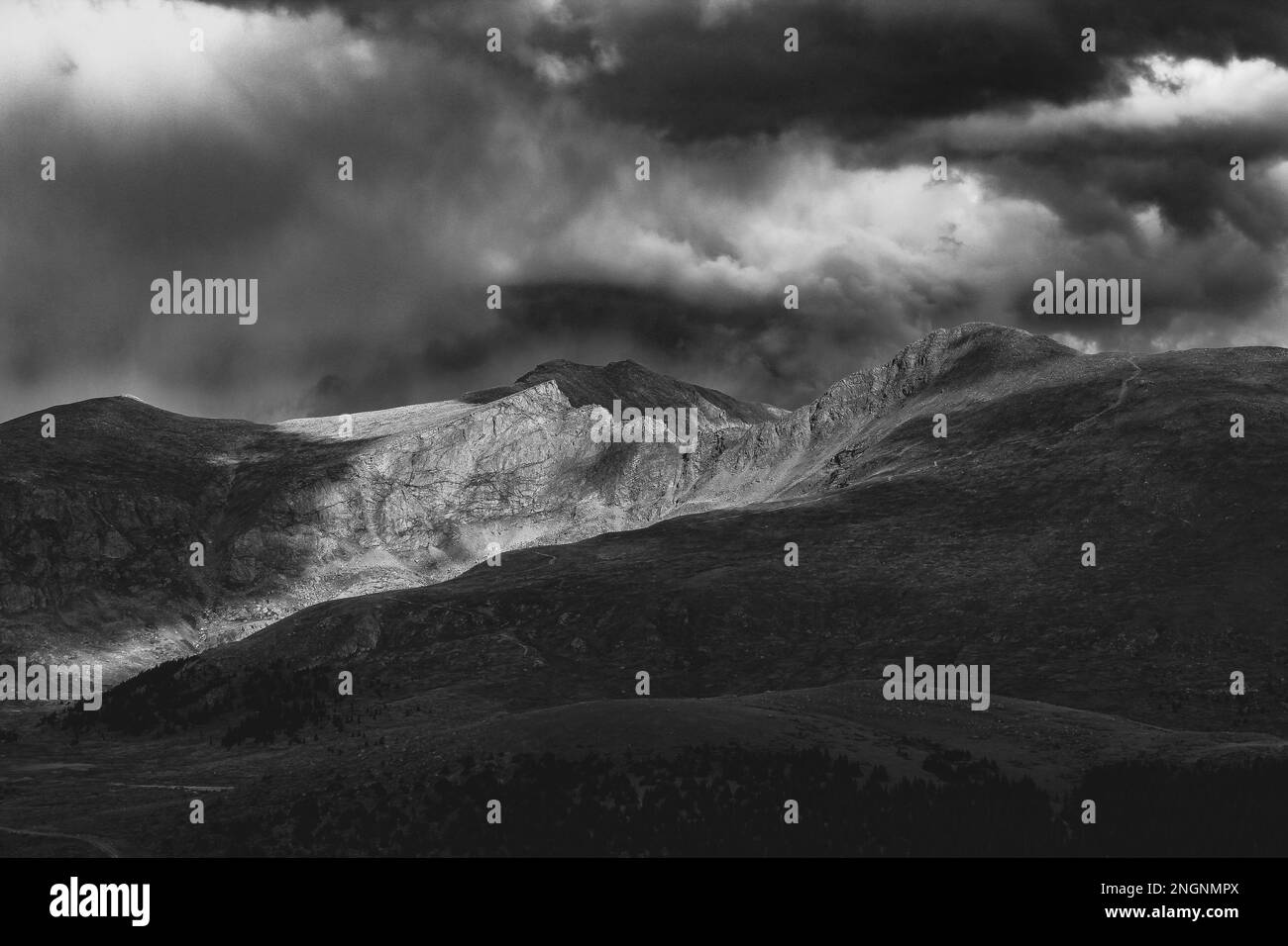 Montagnes noires et blanches Banque D'Images