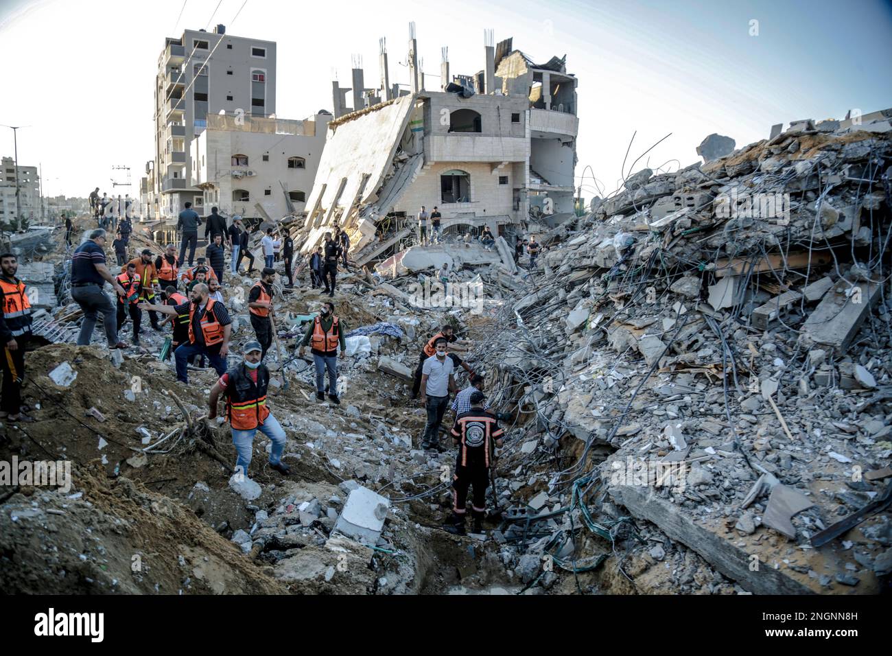 Gaza, Palestine. Les équipes de secours et de défense civile sont à la recherche de survivants du bombardement israélien de la région de Sheikh Zayed dans le nord de la bande de Gaza Banque D'Images