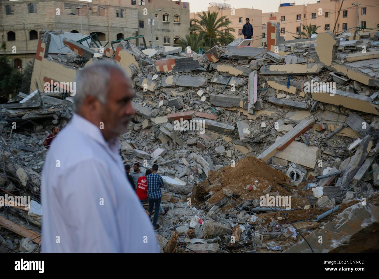Gaza, Palestine. Les équipes de secours et de défense civile sont à la recherche de survivants du bombardement israélien de la région de Sheikh Zayed dans le nord de la bande de Gaza Banque D'Images