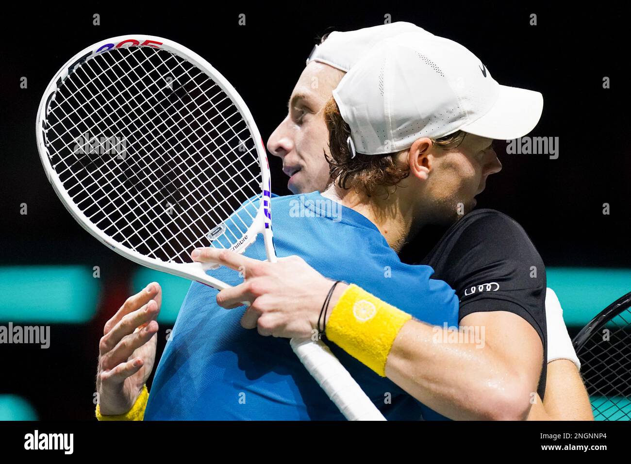 ROTTERDAM, PAYS-BAS - FÉVRIER 18 : Tallon Griekspoor, des pays-Bas, interagit avec Jannik sinner, de l'Italie, après le match semi final des hommes lors du jour 6 de l'ABN AMRO 50th ouvert à Rotterdam Ahoy on 18 février 2023 à Rotterdam, pays-Bas (photo par Joris Verwijst/BSR Agency) Banque D'Images