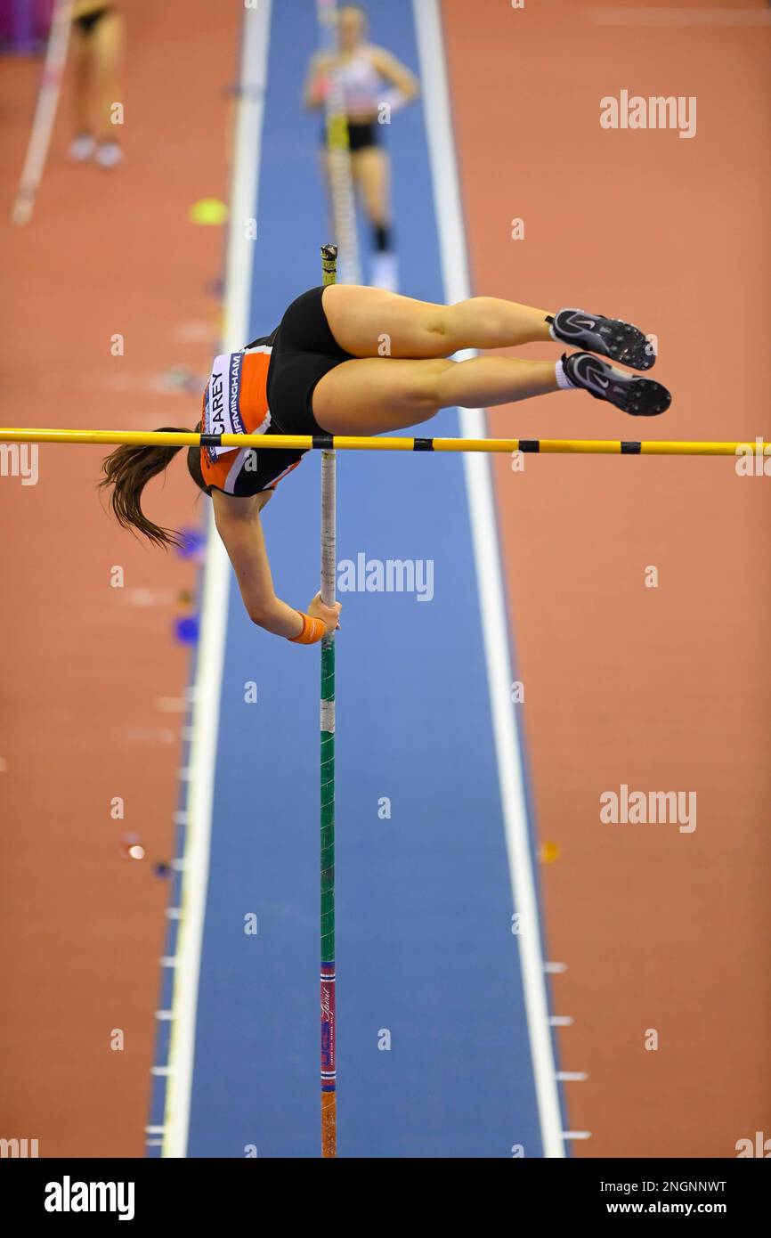 BIRMINGHAM, ANGLETERRE - FÉVRIER 18:Jasmine Carey pendant le jour 1 Pole Vault aux Championnats d'intérieur d'athlétisme du Royaume-Uni à l'Utilita Arena, Birmingham, Angleterre Banque D'Images