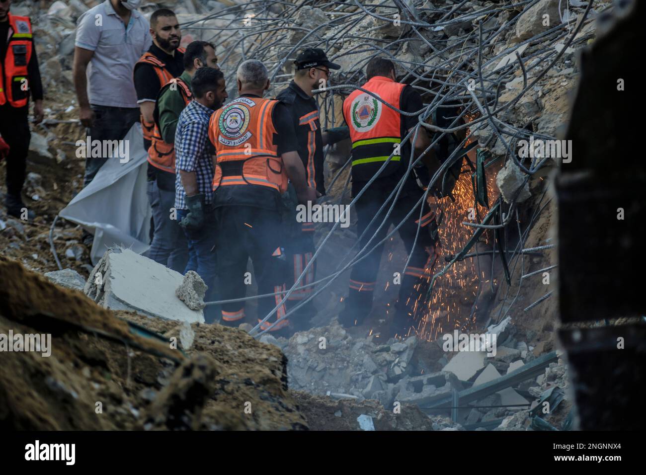 Gaza, Palestine. Les équipes de secours et de défense civile sont à la recherche de survivants du bombardement israélien de la région de Sheikh Zayed dans le nord de la bande de Gaza Banque D'Images