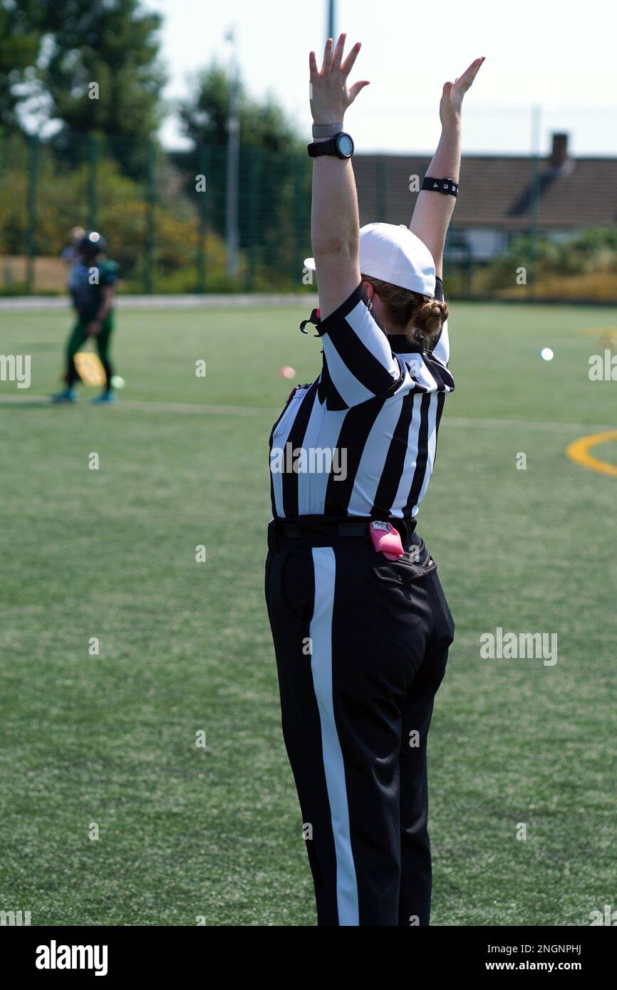 Un retouches signalé par l'arbitre lors d'un match de football américain dans la Ligue du Sud de l'Association américaine de football britannique en 2022 Banque D'Images Un retouches signalé par l'arbitre lors d'un match de football américain dans la Ligue du Sud de l'Association américaine de football britannique en 2022 Banque D'Images