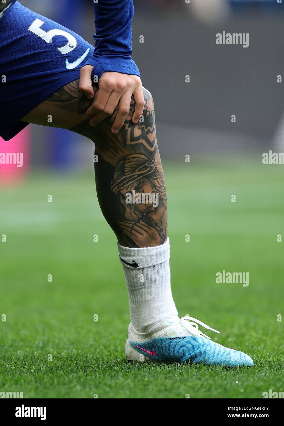 Londres, Royaume-Uni. 18th févr. 2023. Le tatouage de la jambe d'Enzo Fernández de Chelsea pendant le match de la Premier League à Stamford Bridge, Londres. Le crédit photo devrait se lire: David Klein/Sportimage crédit: Sportimage/Alay Live News Banque D'Images