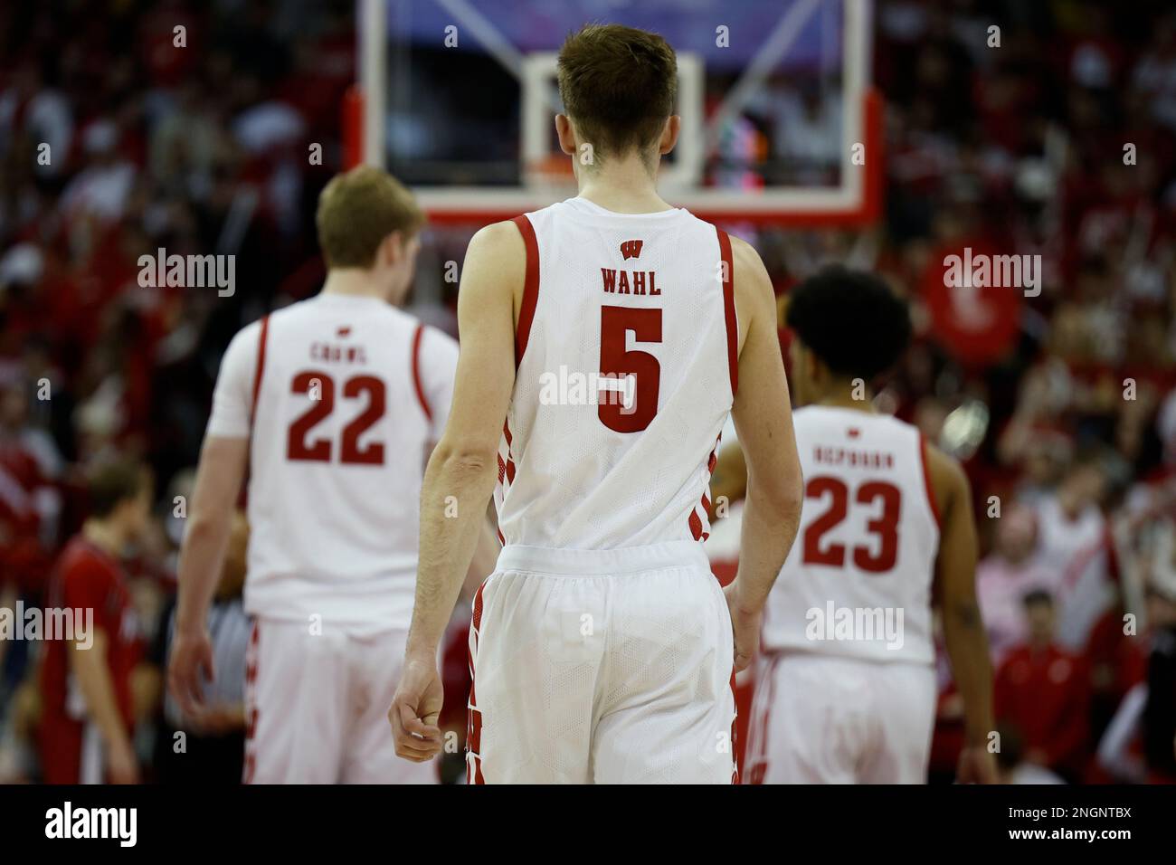 Madison, WI, États-Unis. 18th févr. 2023. Les Badgers du Wisconsin font avancer Tyler Wahl (5), le garde Chucky Hepburn (23) et l'avant Steven Crowl (22) pendant le match de basketball de la NCAA entre les Chevaliers de Scarlet Rutgers et les Badgers du Wisconsin au centre Kohl de Madison, WISCONSIN. Darren Lee/CSM/Alamy Live News Banque D'Images