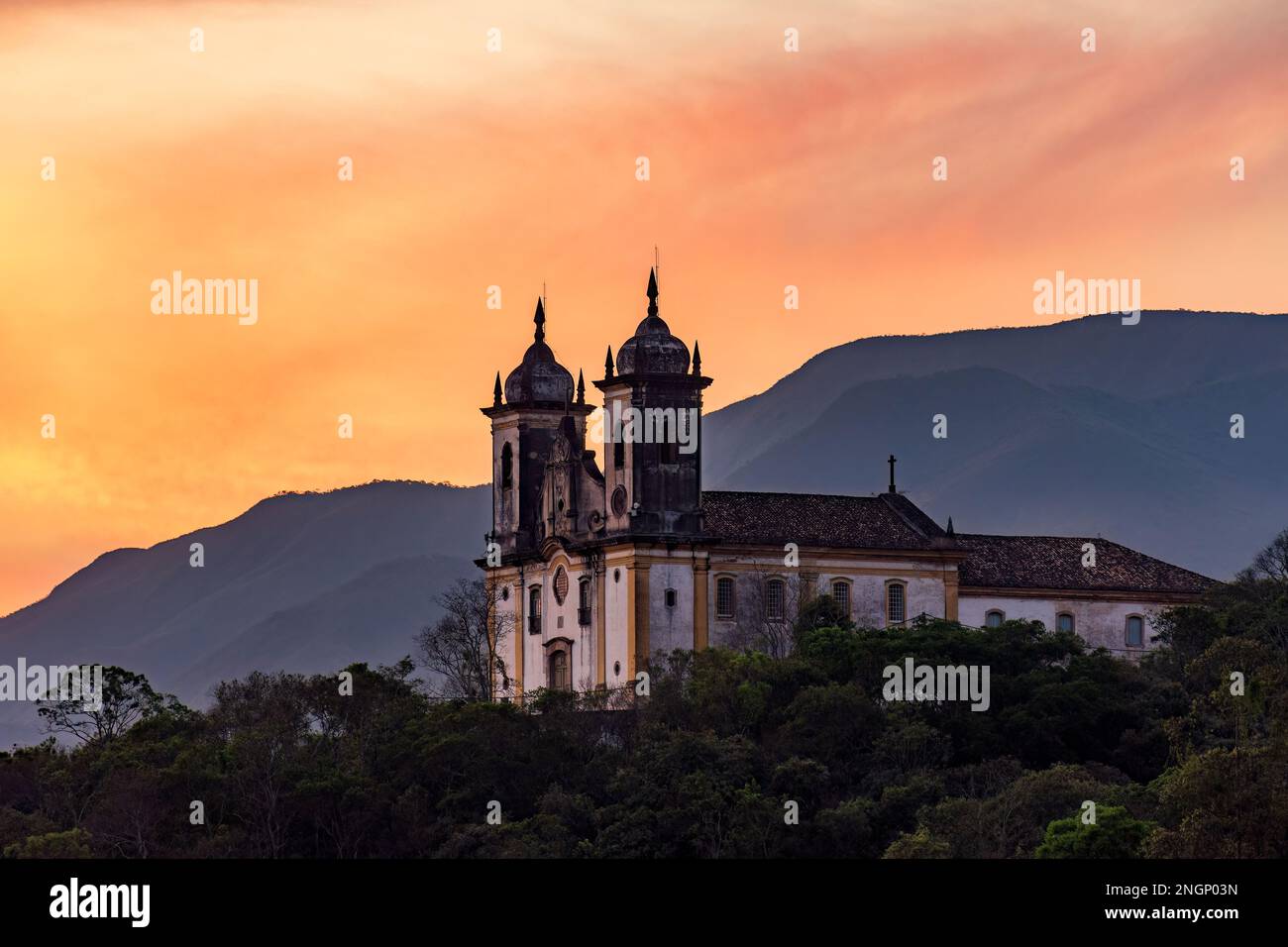 Église baroque historique au sommet de la colline au coucher du soleil dans la ville d'Ouro Preto à Minas Gerais Banque D'Images