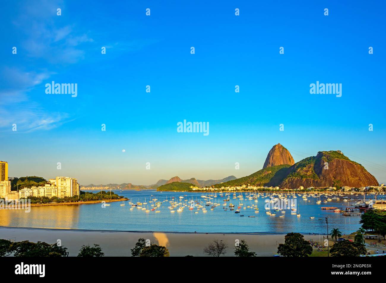 La baie de Guanabara et la plage de Botafogo et ses bateaux avec la montagne de Sugarloaf en arrière-plan dans la ville de Rio de Janeiro Banque D'Images