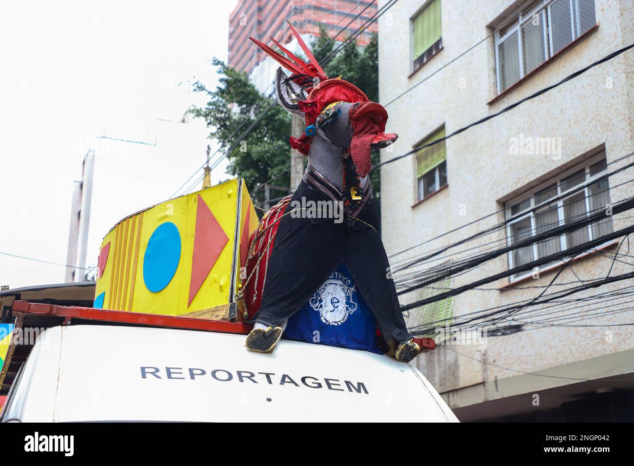 Sao Paulo, Sao Paulo, Brésil. 18th févr. 2023. (INT) rue blocs Carnaval à Sao Paulo. 18 février 2023, Sao Paulo, Brésil : le bloc Jegue Eletrico a été créé au tournant du millénaire par le musicien et compositeur Emerson Boy. Inspiré par les blagues et les cordes de carnaval de diverses régions brésiliennes et toujours chargé de bonne humeur, de détente et surtout de joie, le bloc valeurs Ã â‚''¹Ã ââ‚''¹an répertoire de l'auteur dont les marchinhas sont basés sur des faits, des nouvelles, des catastrophes, des fibs et autres. Le bloc part chaque jour de Carnaval, conduisant une foule à travers les rues de la ville de Sao Pa Banque D'Images