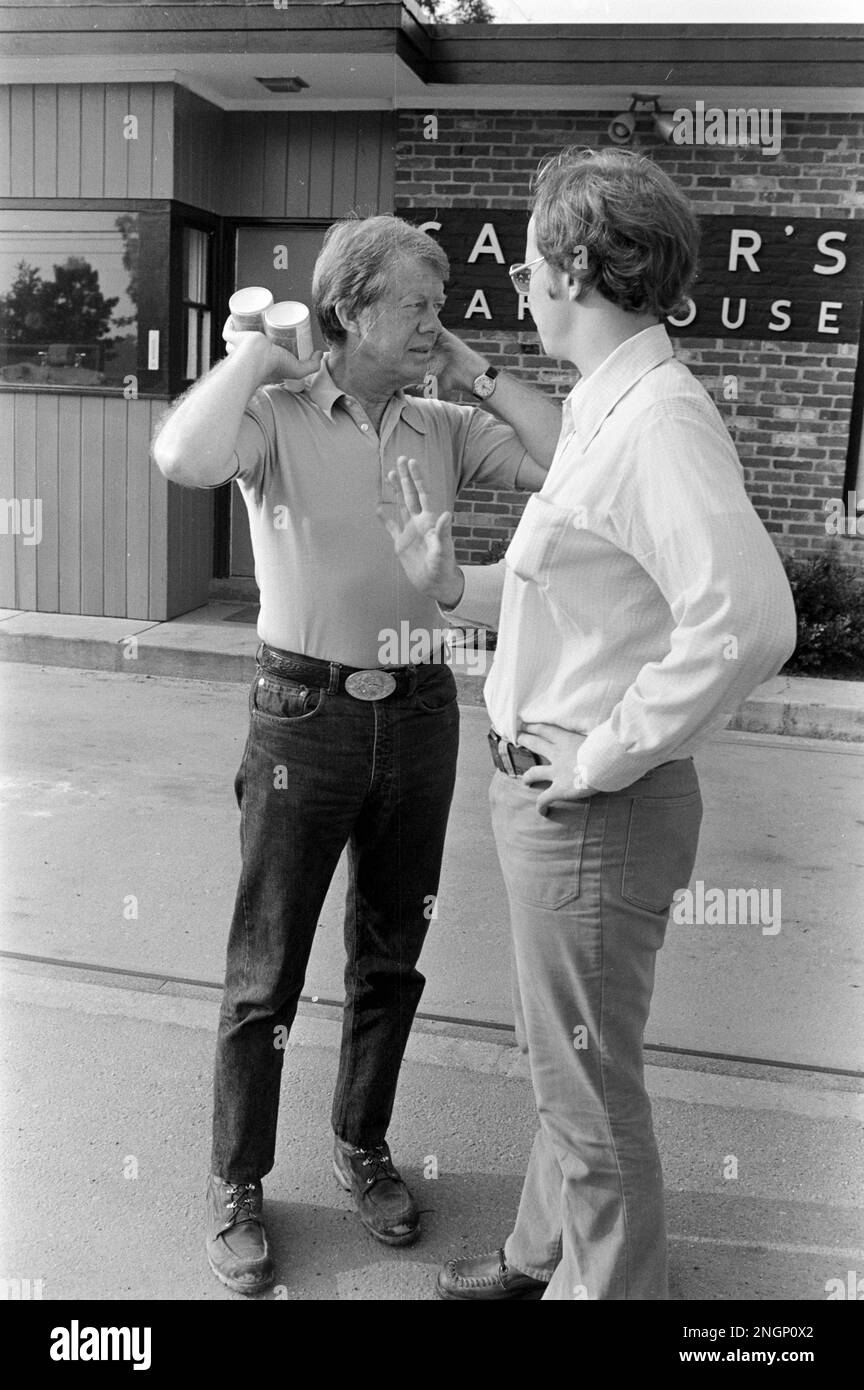 Le président Jimmy carter s'entretient avec le secrétaire de presse adjoint de la Maison-Blanche Rex Granum à l'extérieur de l'entrepôt de carter lors d'une visite de vacances dans sa ville natale de Plains, en Géorgie, en 1977. Banque D'Images