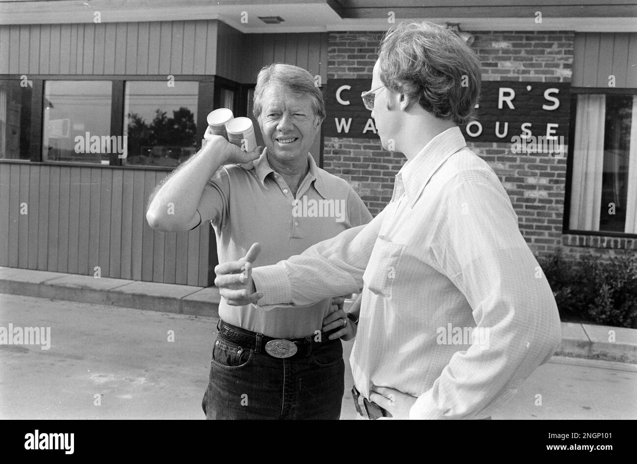 Le président Jimmy carter s'entretient avec le secrétaire de presse adjoint de la Maison-Blanche Rex Granum à l'extérieur de l'entrepôt de carter lors d'une visite de vacances dans sa ville natale de Plains, en Géorgie, en 1977. Banque D'Images