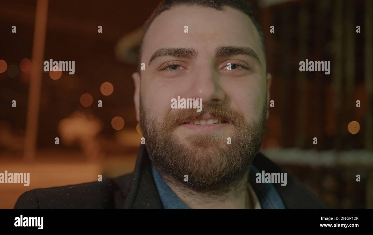 Un moment de joie avec un homme barbu passer un appel vidéo par temps de neige tout en souriant à la caméra Banque D'Images