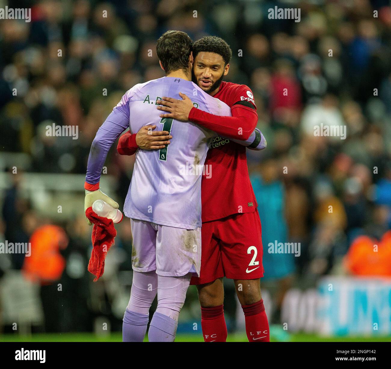 Newcastle, Royaume-Uni. 18th février 2023 ; St James' Park, Newcastle, Angleterre : Premier League football, Newcastle United contre Liverpool ; Alisson Becker de Liverpool et Joe Gomez de Liverpool célèbrent leur victoire et une feuille blanche crédit : action plus Sports Images/Alay Live News Banque D'Images