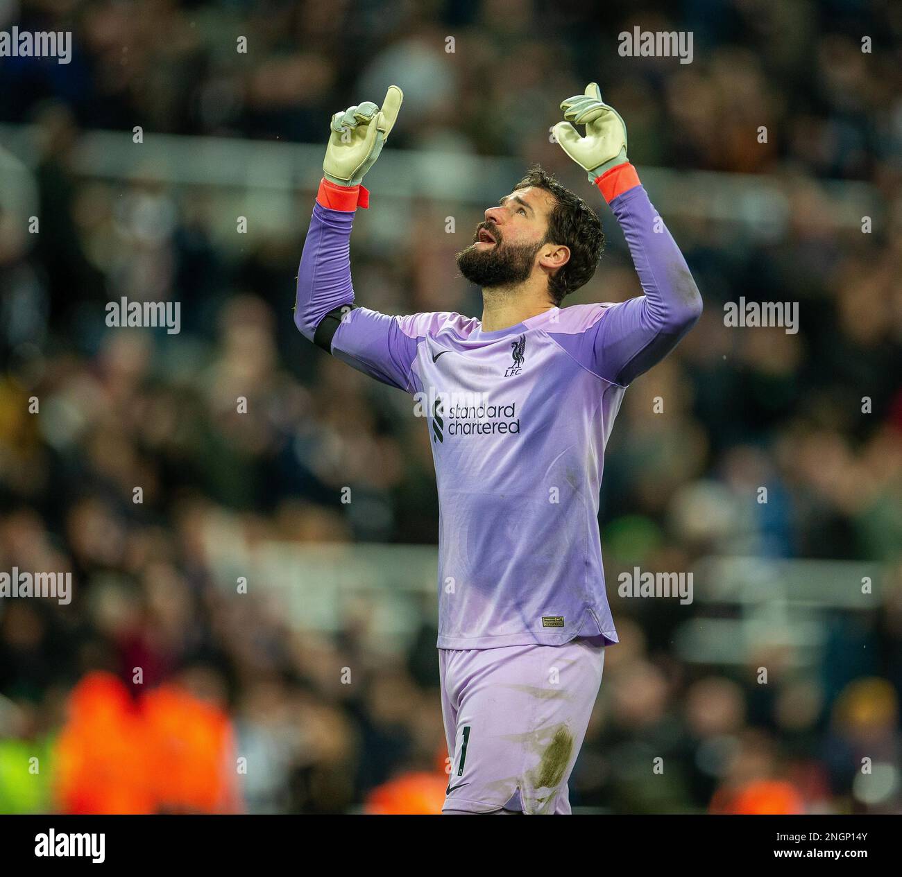 Newcastle, Royaume-Uni. 18th février 2023 ; St James' Park, Newcastle, Angleterre : Premier League football, Newcastle United contre Liverpool ; Alisson Becker de Liverpool célèbre après la victoire en pointant sur le SKY Credit: Action plus Sports Images/Alay Live News Banque D'Images