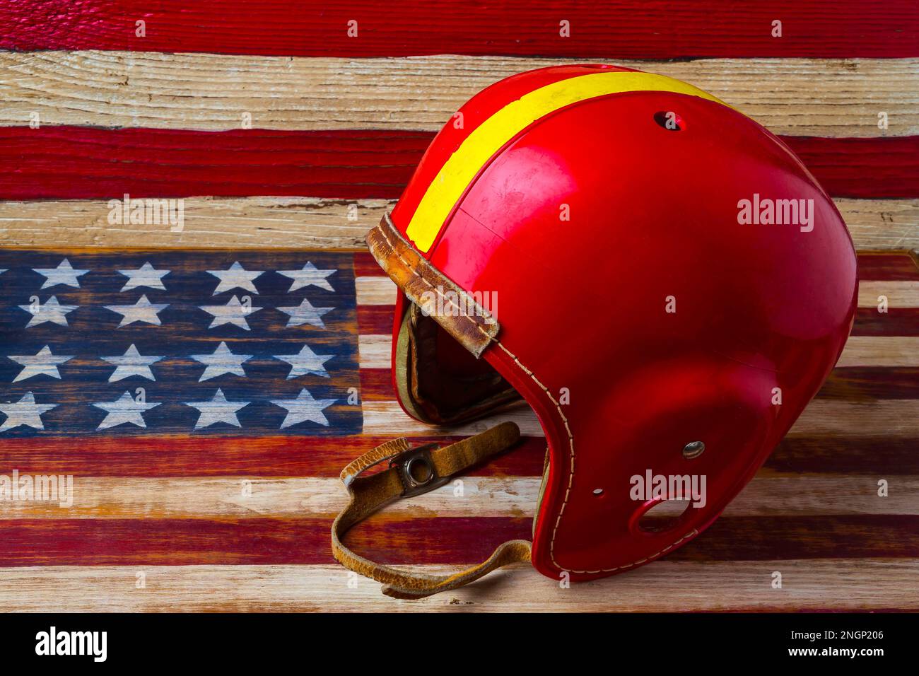 Casque de football sur le drapeau américain d'art folklorique en bois Banque D'Images