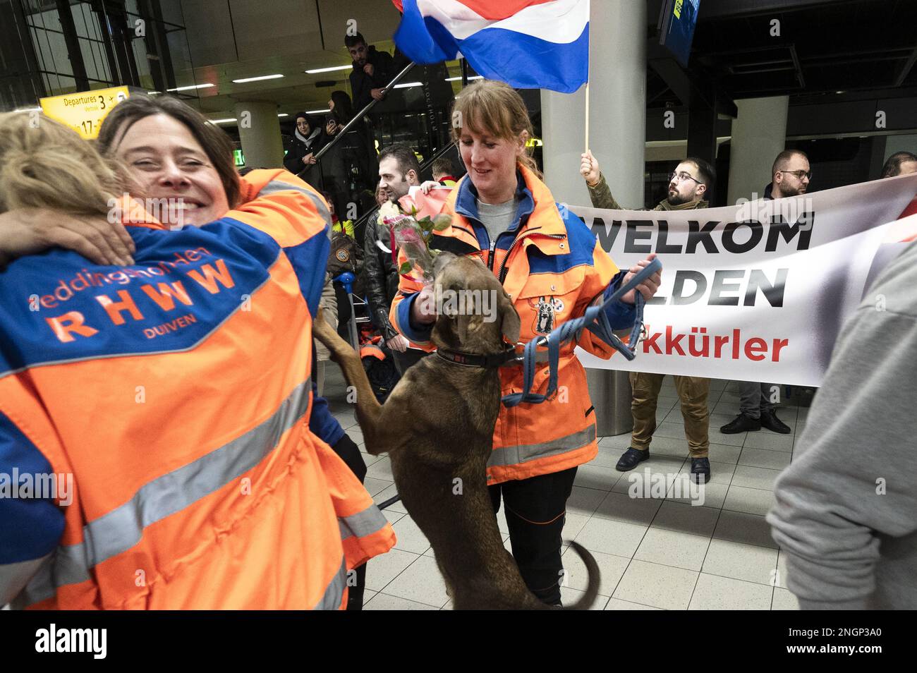 SCHIPHOL - membres des équipes néerlandaises des organisations coopérantes de chiens de secours (SRO) à leur retour aux pays-Bas à l'aéroport de Schiphol. L'équipe a contribué à la recherche de survivants de séismes majeurs en Turquie et en Syrie dans la région turque de Hatay au cours de la semaine dernière. ANP EVERT ELZINGA pays-bas sortie - belgique sortie Banque D'Images