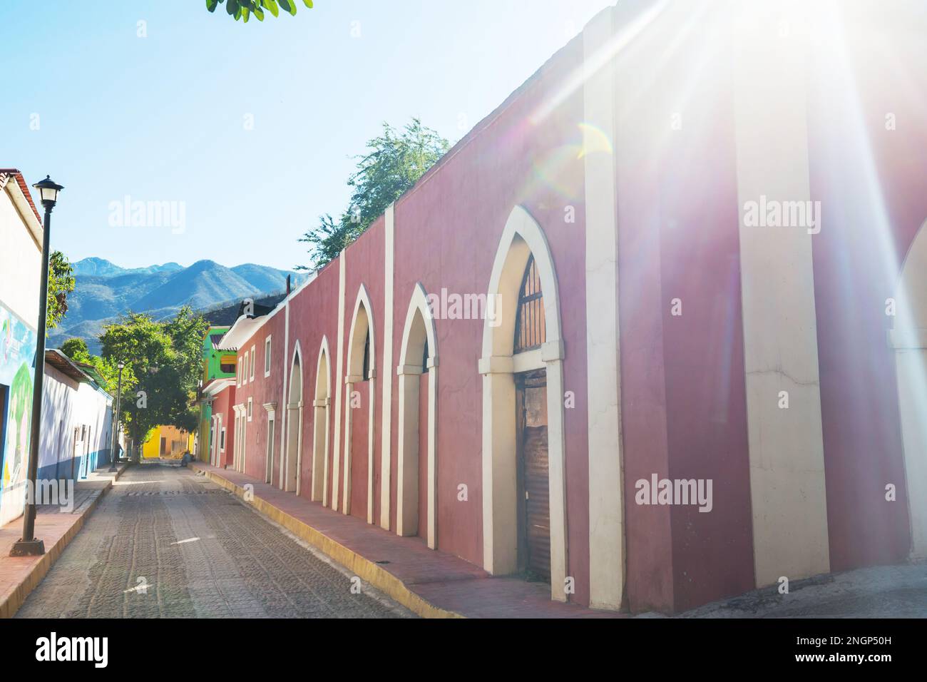 Bâtiments colorés à pueblo magico Balopilas dans les montagnes Barrancas del Cobre, Mexique Banque D'Images