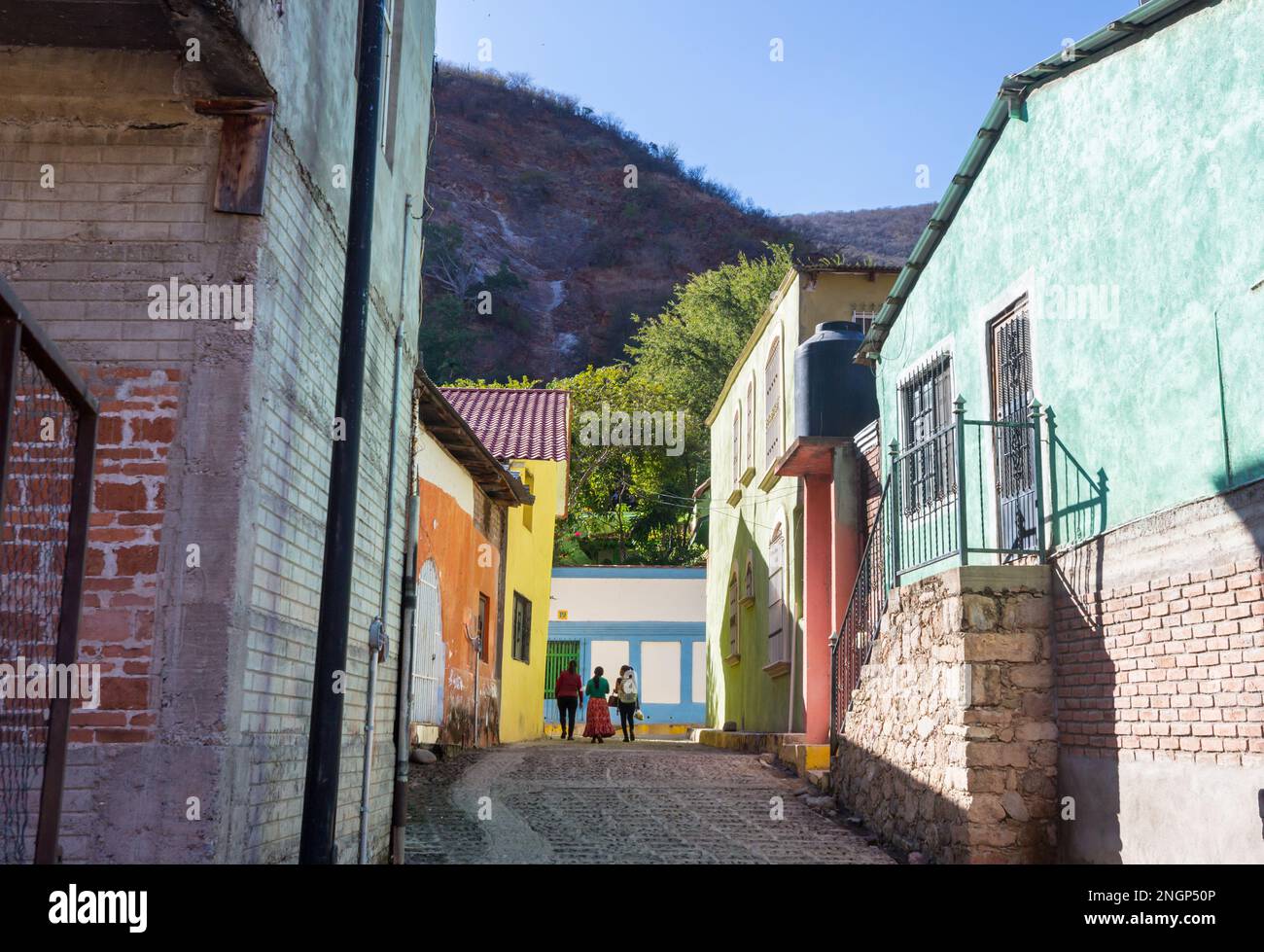 Bâtiments colorés à pueblo magico Balopilas dans les montagnes Barrancas del Cobre, Mexique Banque D'Images