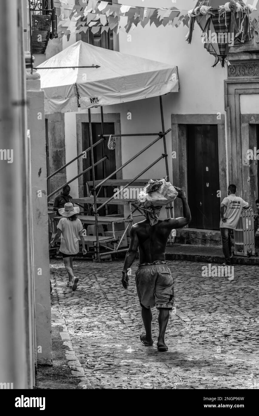 Salvador, Bahia, Brésil - 22 juin 2018: On voit des travailleurs descendre la pente de Pelourinho à Salvador, Bahia. Banque D'Images