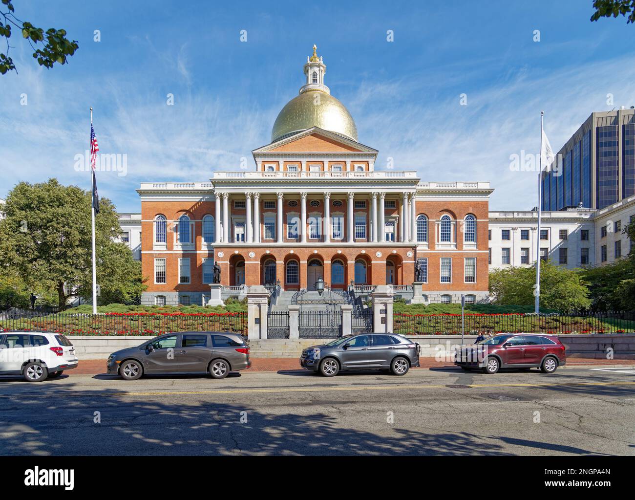 Le Massachusetts State House, en pierre et en brique rouge, au sommet de Beacon Hill à Boston, est couronné d’un dôme doré. Banque D'Images