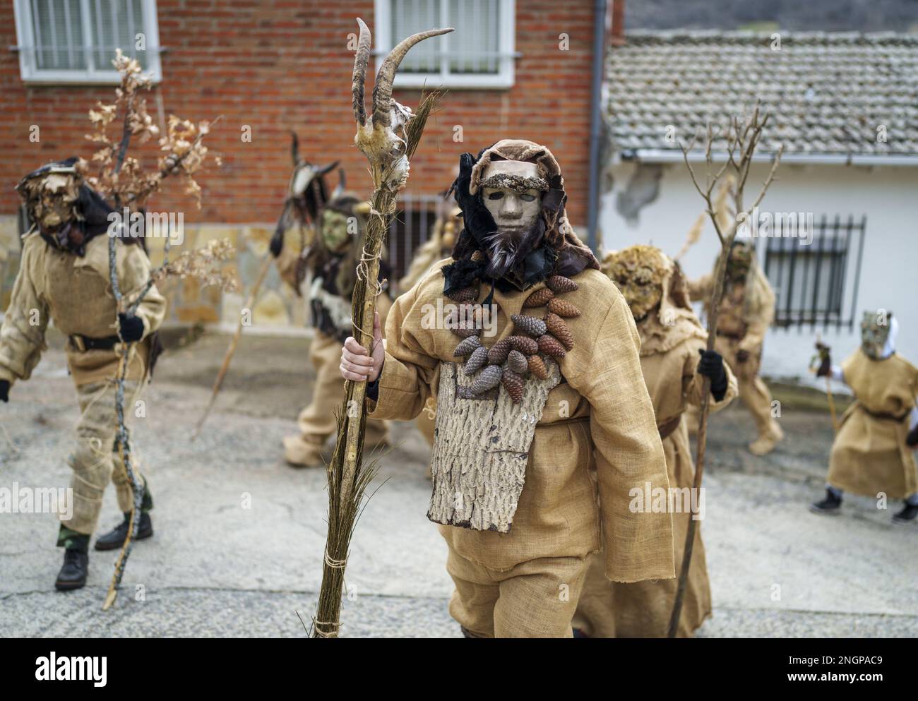 Navalacruz, Espagne. 18th févr. 2023. Les fêtards du Carnaval habillés comme un traditionnel 'Harramacho' portant un décor agricole prennent part à un festival de carnaval dans le village de Navalacruz, Espagne, le samedi, 18 février 2023. Les figures 'Herramacho', dont les costumes sont faits à partir de matériaux naturels collectés dans l'environnement environnant, étaient censées protéger la famille et le bétail dans des rituels pré-romains. Photo de Paul Hanna/UPI crédit: UPI/Alay Live News Banque D'Images