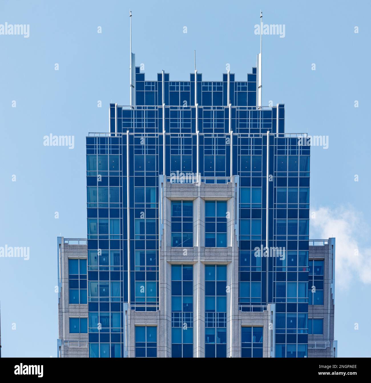 La tour en pierre moulée du State Street Financial Center (1 Lincoln Street) est en verre bleu. Façade est illustrée. Banque D'Images La tour en pierre moulée du State Street Financial Center (1 Lincoln Street) est en verre bleu. Façade est illustrée. Banque D'Images