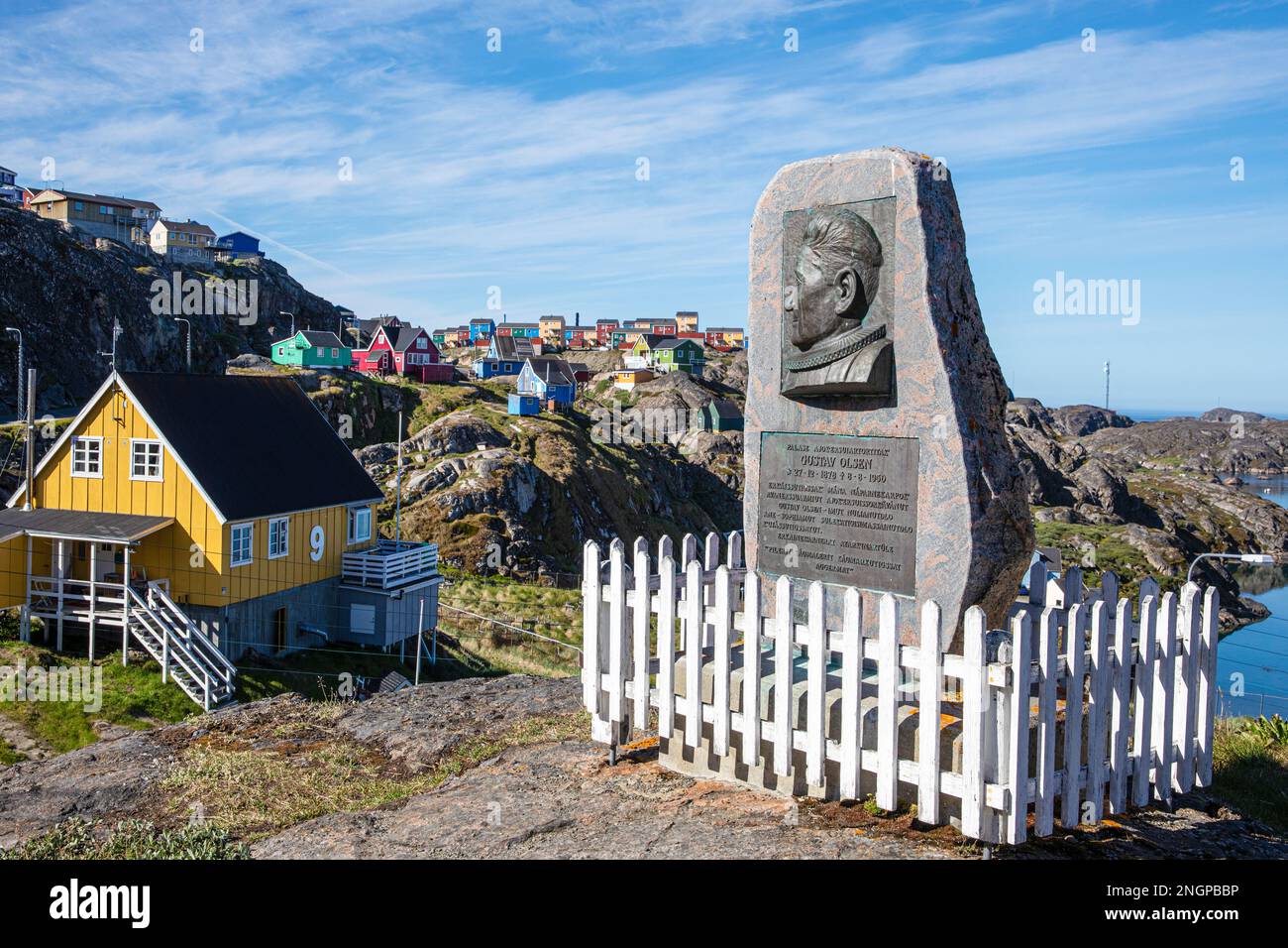 Une vue sur le monument dédié à Gustav Larsen dans la ville de Sisimiut, Groenland. Banque D'Images