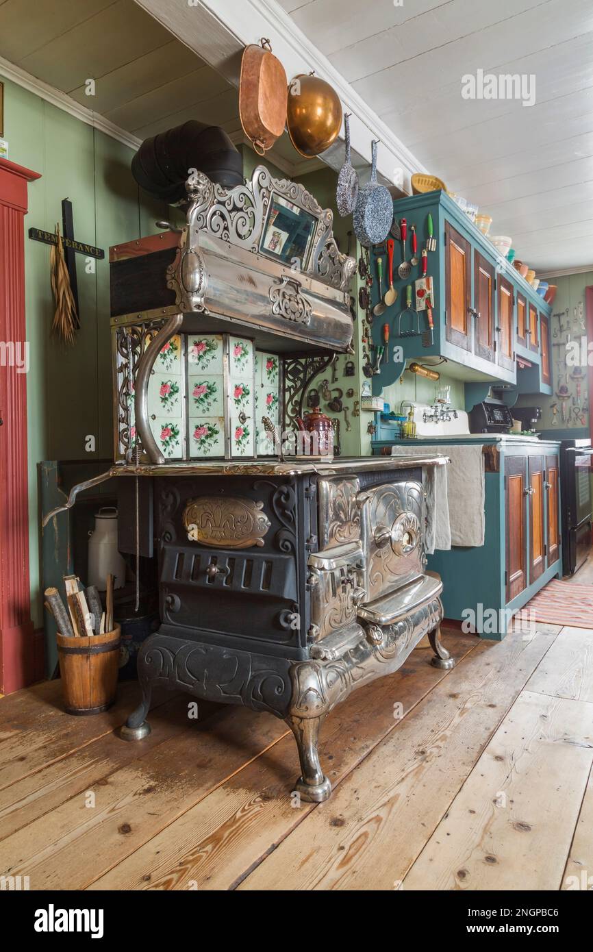 1915 Royal Bélanger antique de cuisson au bois et poêle à bois armoires