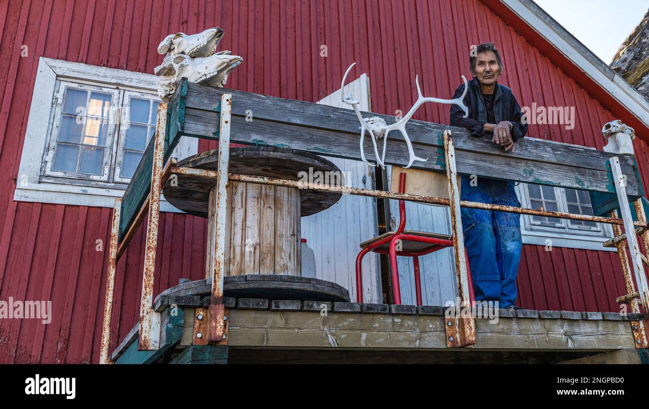 Un chasseur se tient chez lui avec une collection de ses victimes dans la ville de Sisimiut, au Groenland. Banque D'Images