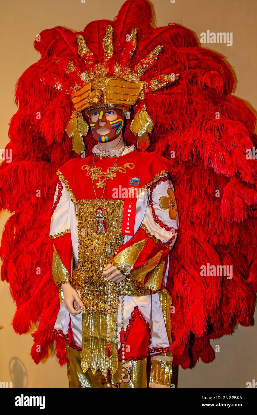 Un costume de l'ordre de l'Inca Mardi gras de 1956 est exposé dans la galerie Mystic au Mobile Carnival Museum, 15 février 2023, à Mobile, Alabama. Banque D'Images