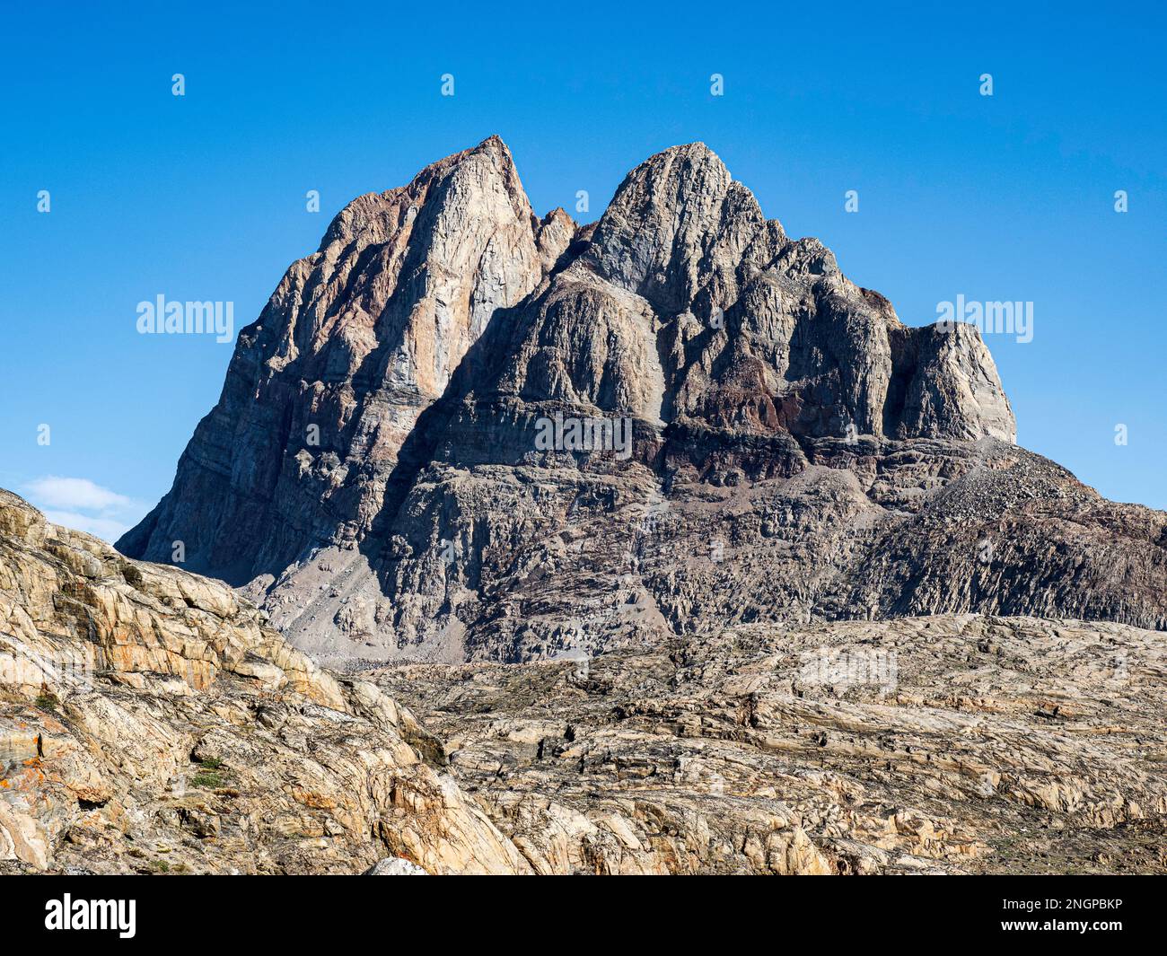 La montagne Uummannaq, une montagne de granit en forme de coeur juste à l'extérieur de la ville d'Uummannaq sur l'île d'Uummannaq, au Groenland. Banque D'Images La montagne Uummannaq, une montagne de granit en forme de coeur juste à l'extérieur de la ville d'Uummannaq sur l'île d'Uummannaq, au Groenland. Banque D'Images