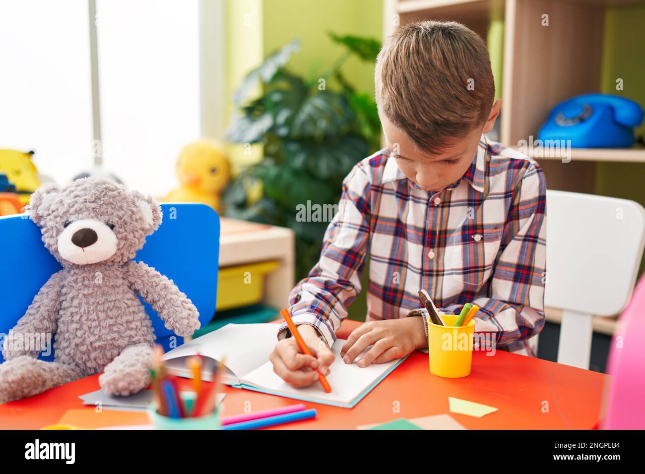 adorable-l-ve-de-race-blanche-assis-sur-une-table-dessiner-sur-un